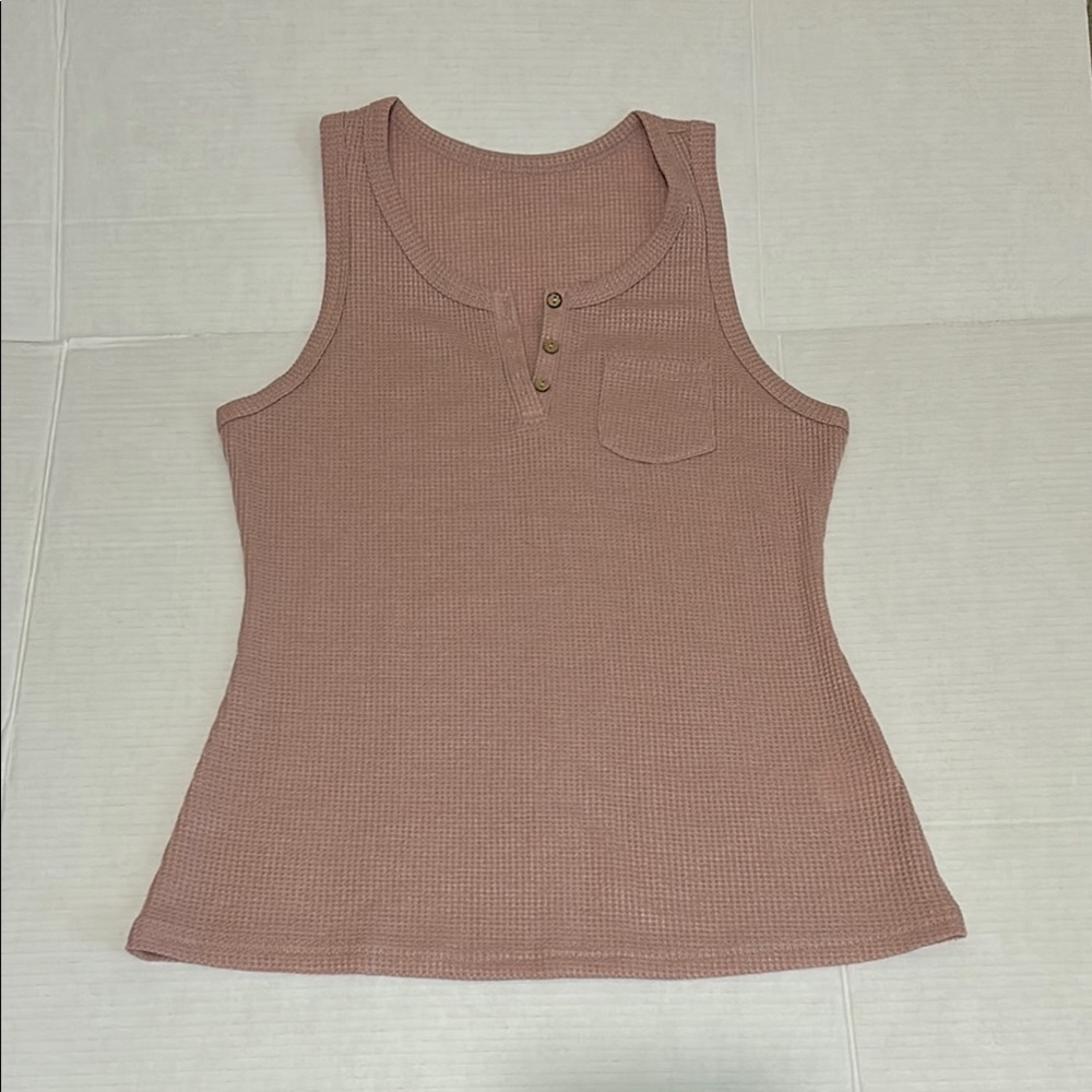 NWOT Sleeveless Waffle knit Henley Tank Top - Blush Pink Size Large.
Summer